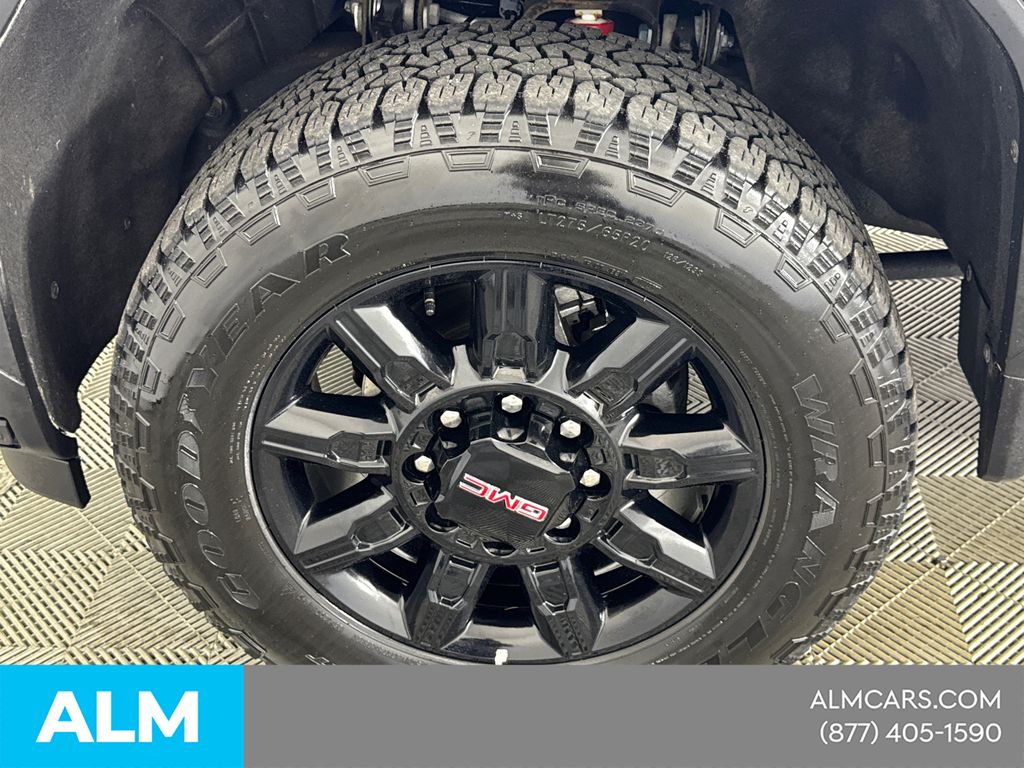 Used 2025 White GMC AT4 image 15