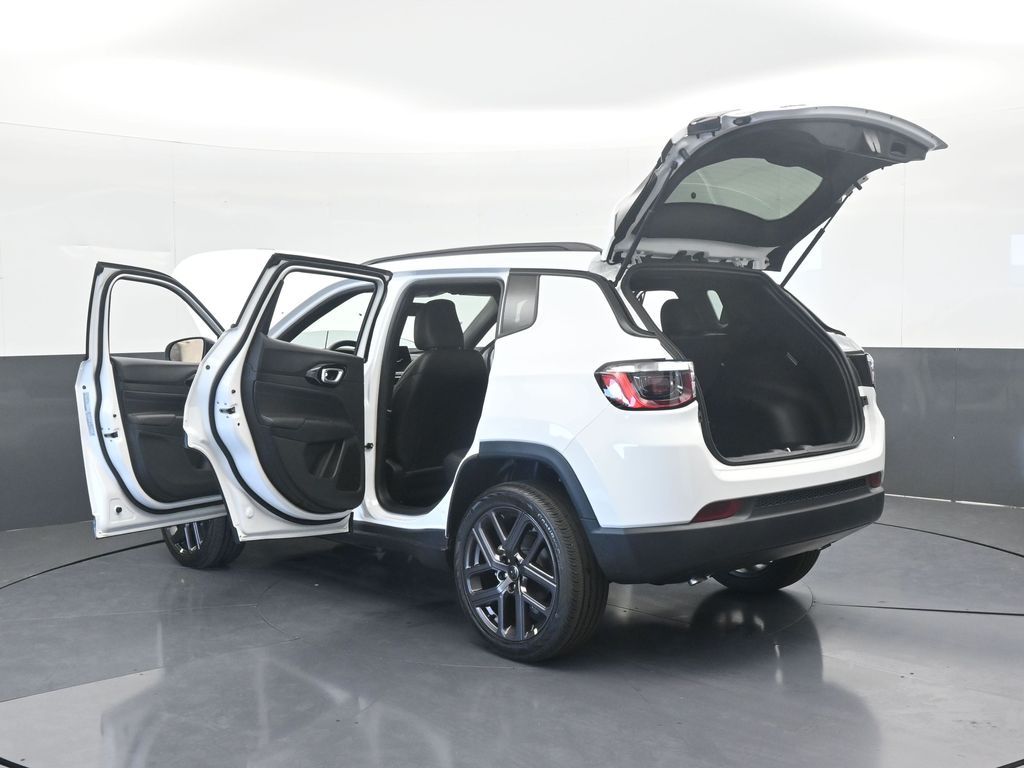 New 2026 Bright White Clearcoat Jeep Latitude image 70