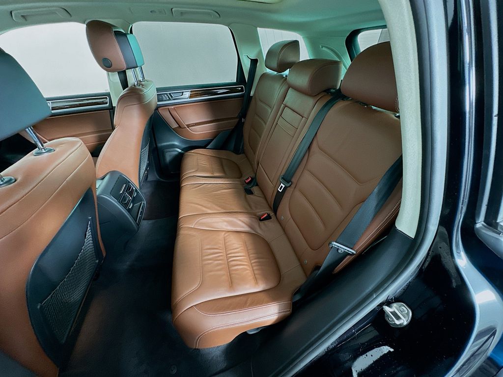 Thumbnail: 2015 Volkswagen Touareg - 25