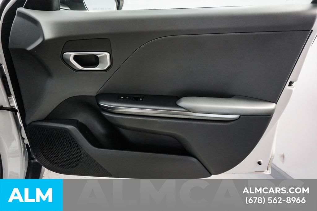 Used 2025 White Kia LXS image 39