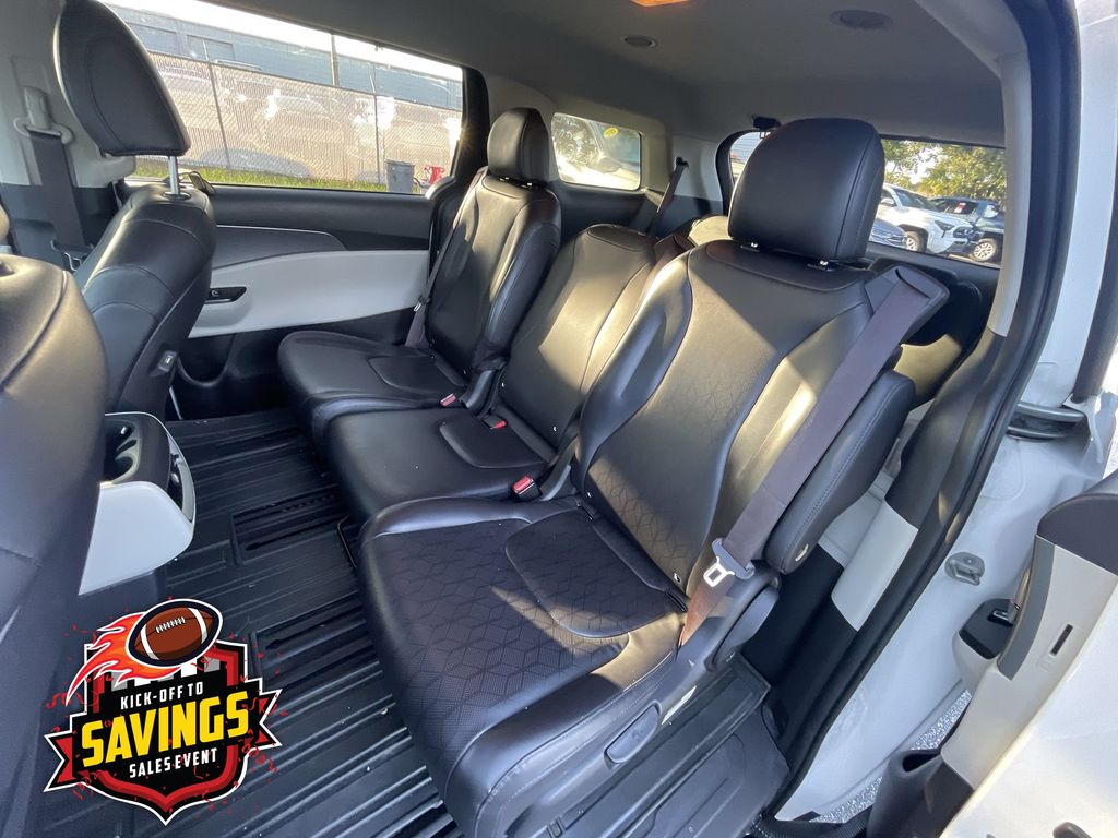 Used 2022 Kia Carnival Van
