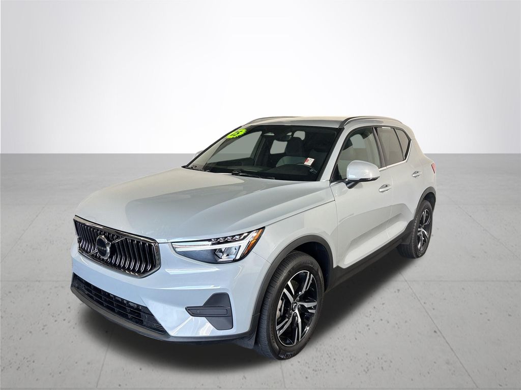2025 Volvo XC40 B5 Core