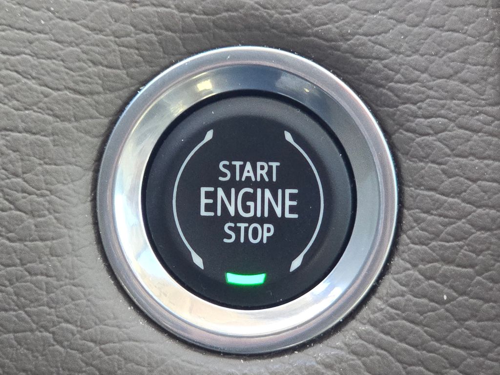 Used 2022 White GMC Denali image 39