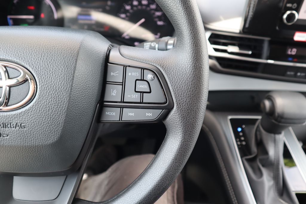 2025 Toyota Sienna LE 12