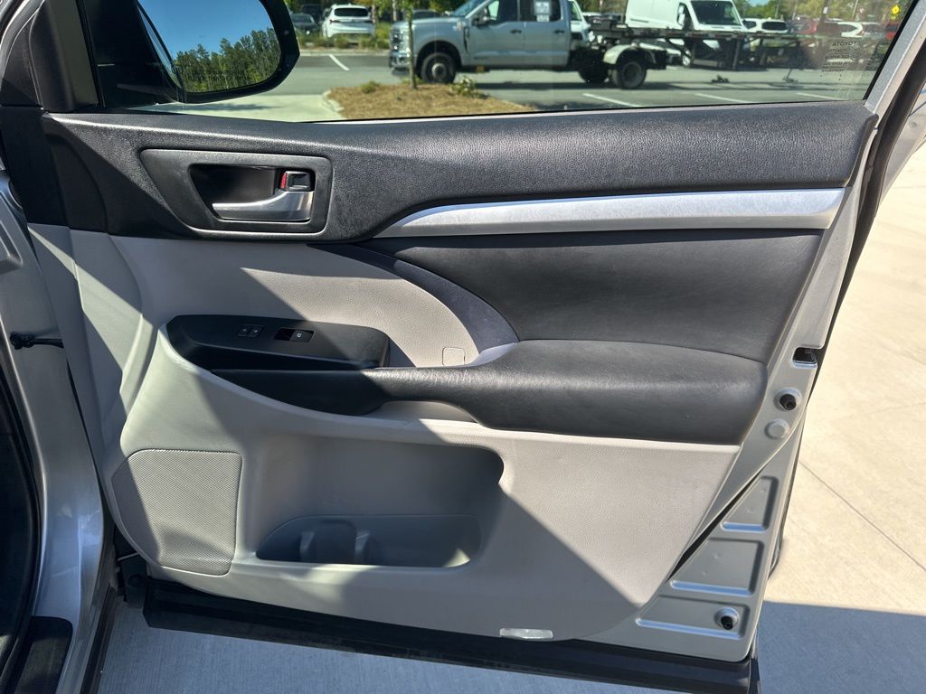 2019 Celestial Silver Metallic Toyota Highlander XLE FWD SUV