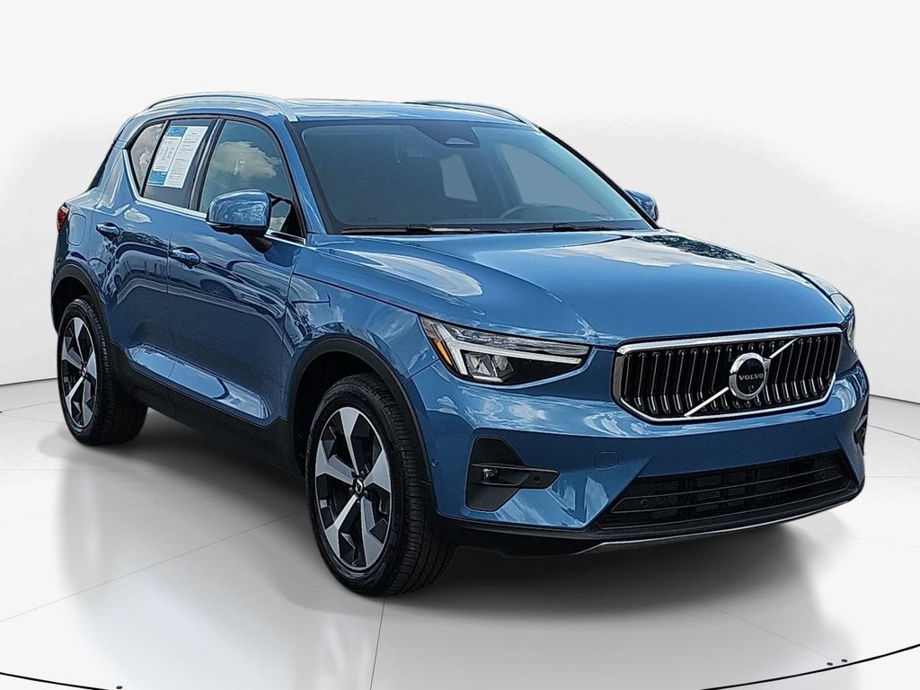 2025 Volvo XC40 B5 Plus Bright Theme
