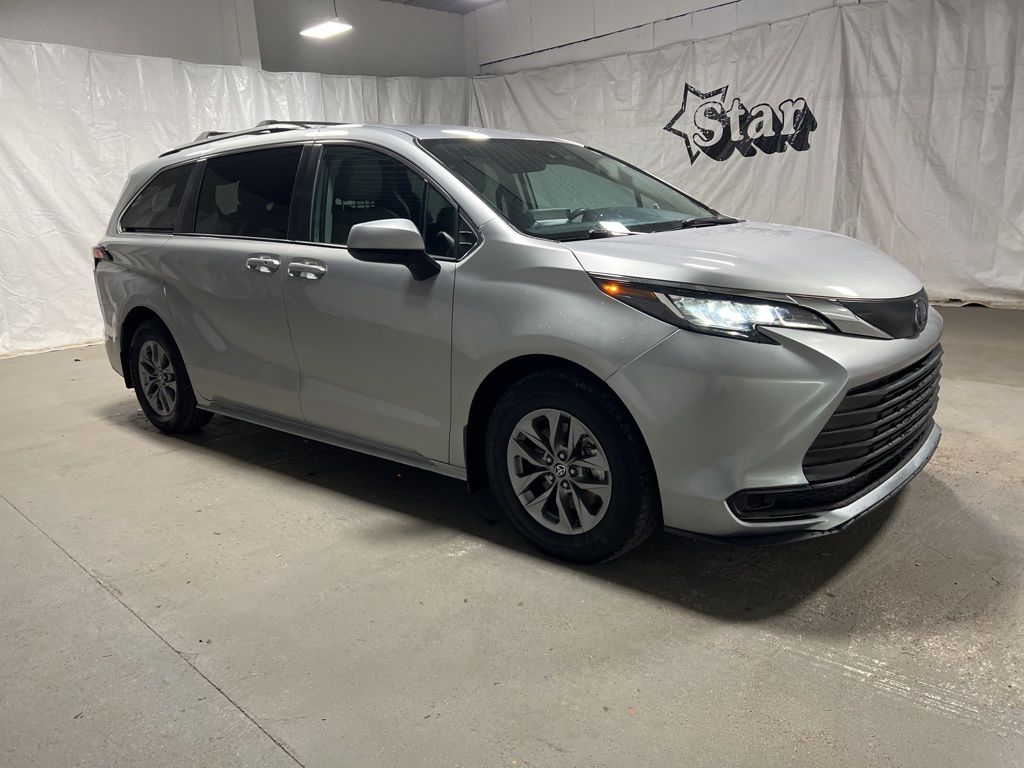 2022 Toyota Sienna LE 8-Passenger FWD