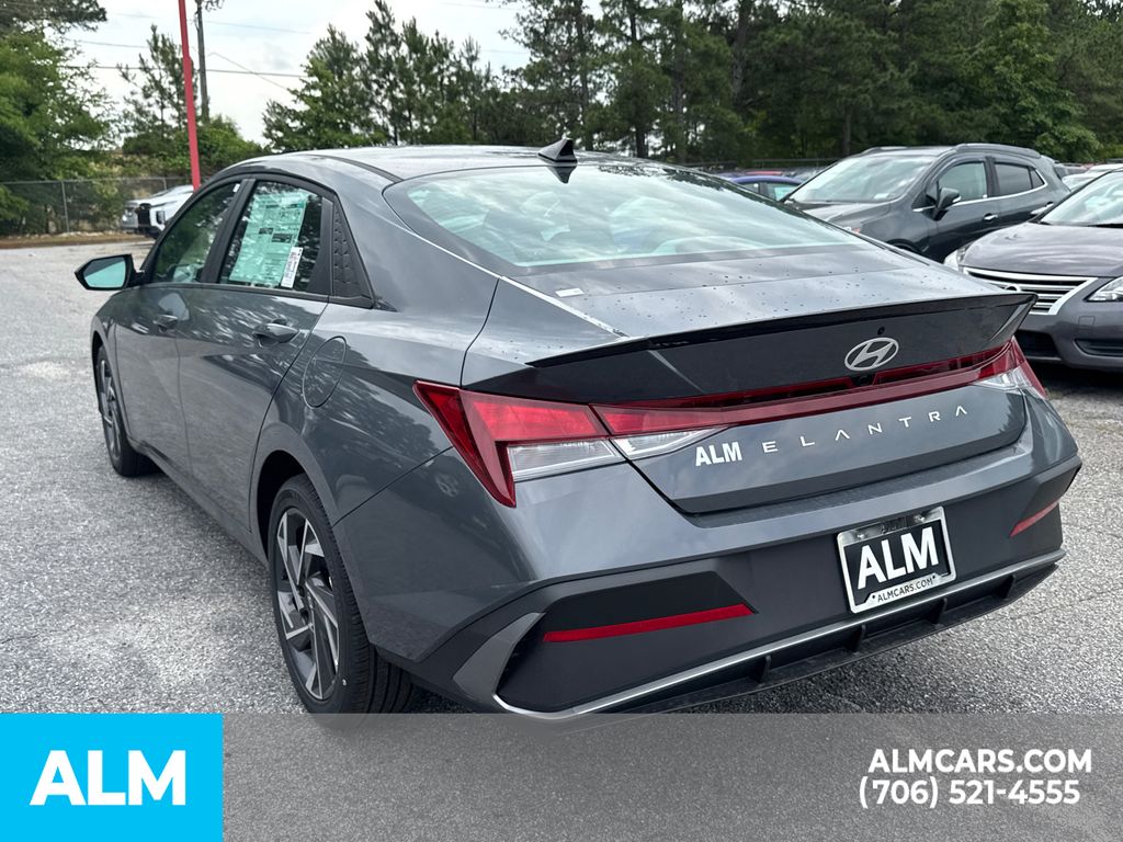 2025 Hyundai Elantra SEL Sport photo 6