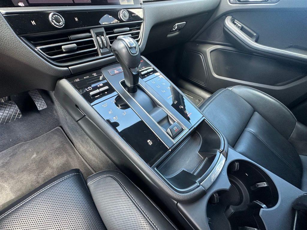 Thumbnail: 2023 Porsche Macan - 27