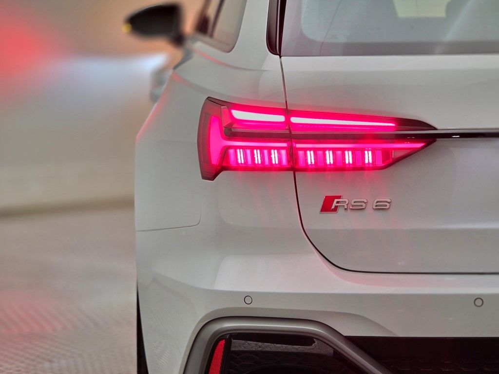 Thumbnail: 2024 Audi RS 6 - 13