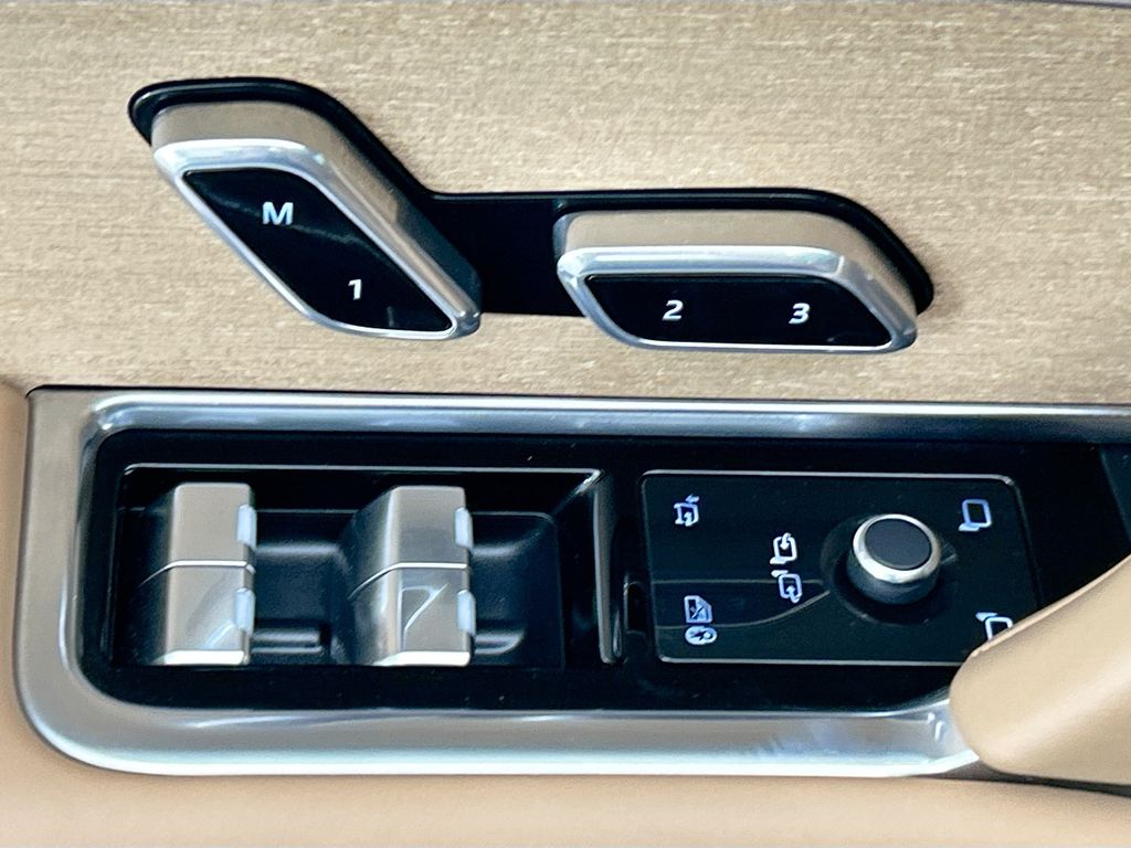 Thumbnail: 2023 Land Rover Range Rover - 22