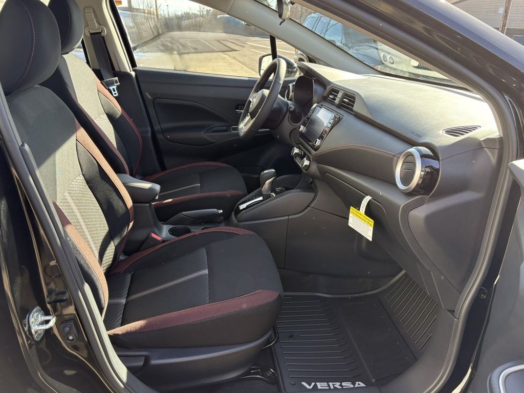 2025 Nissan Versa 1.6 SR