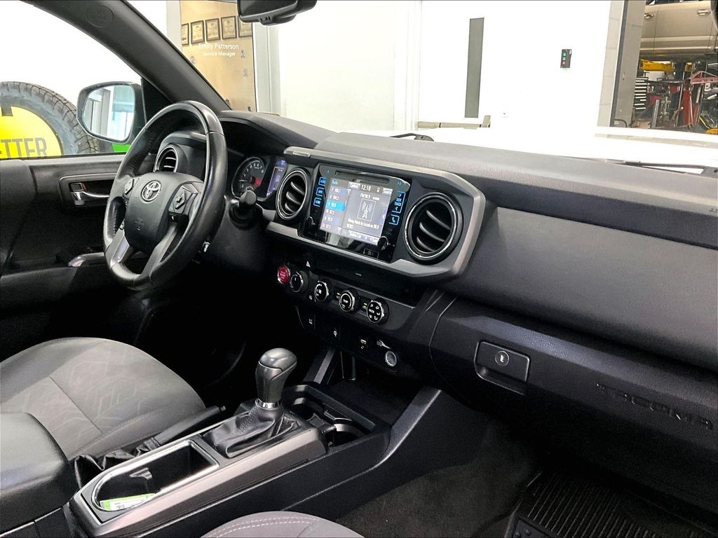 2017 Toyota Tacoma — photo 14