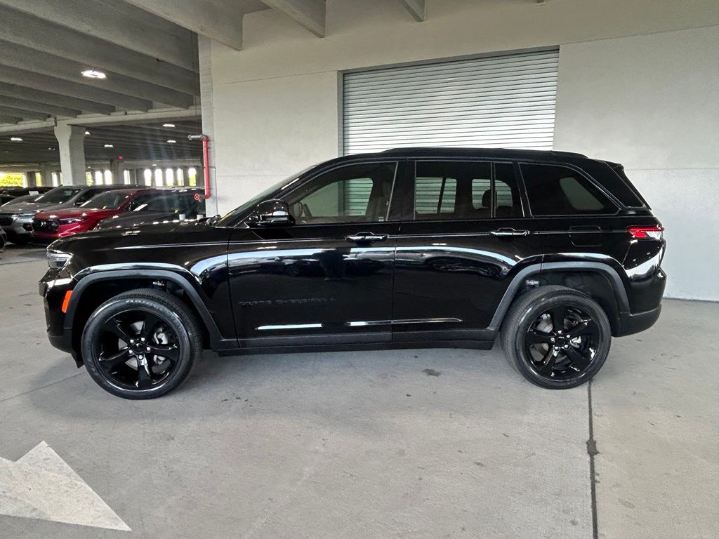 Used 2023 Diamond Black Crystal Pearlcoat Jeep Altitude image 2
