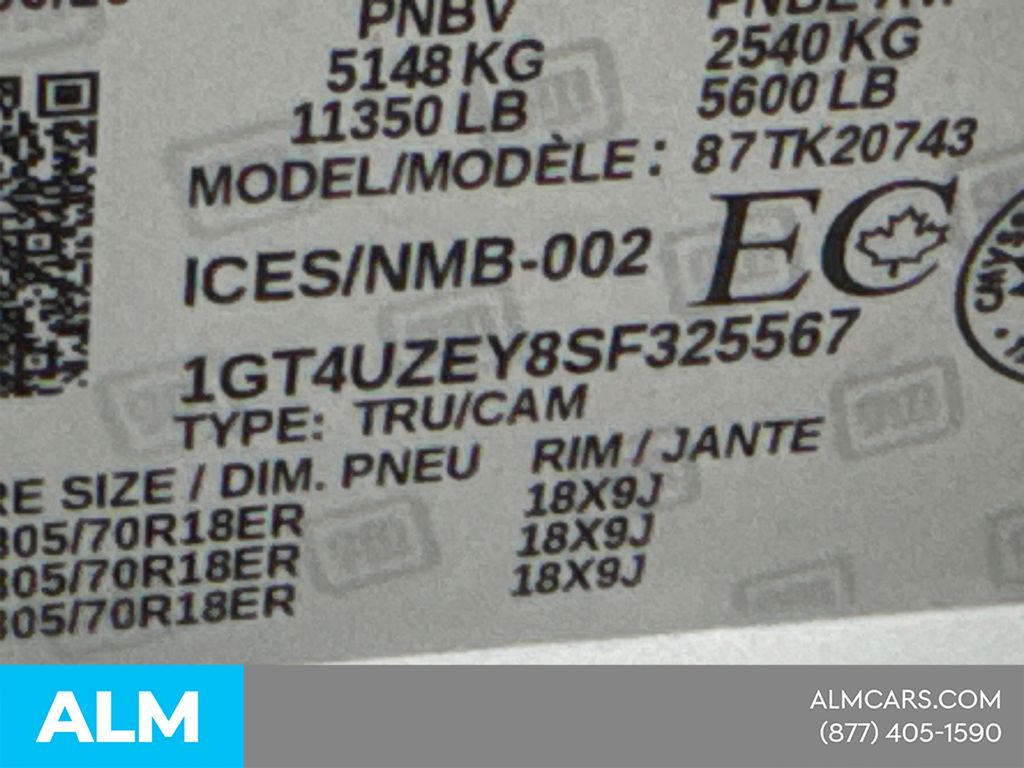 Used 2025 White GMC AT4X image 37