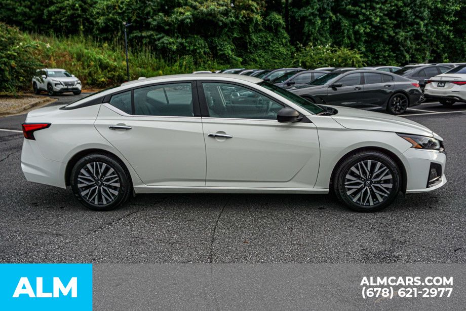 Used 2025 White Nissan 2.5 SV image 8