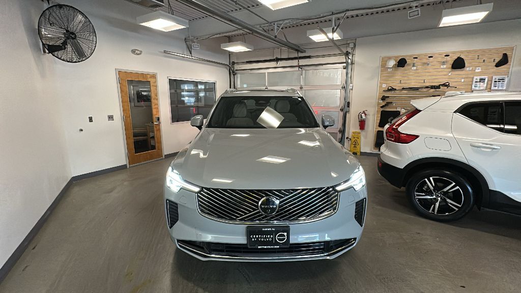 2025 Volvo XC90 B6 Plus Bright Theme 7-Passenger AWD