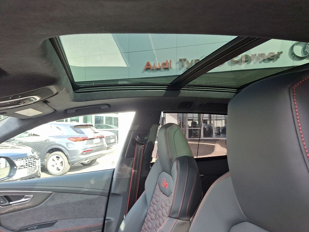 Thumbnail: 2026 Audi RS Q8 - 11