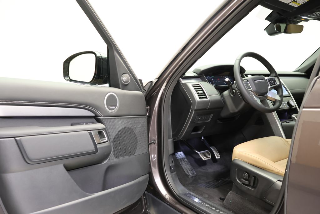 Thumbnail: 2025 Land Rover Discovery - 30