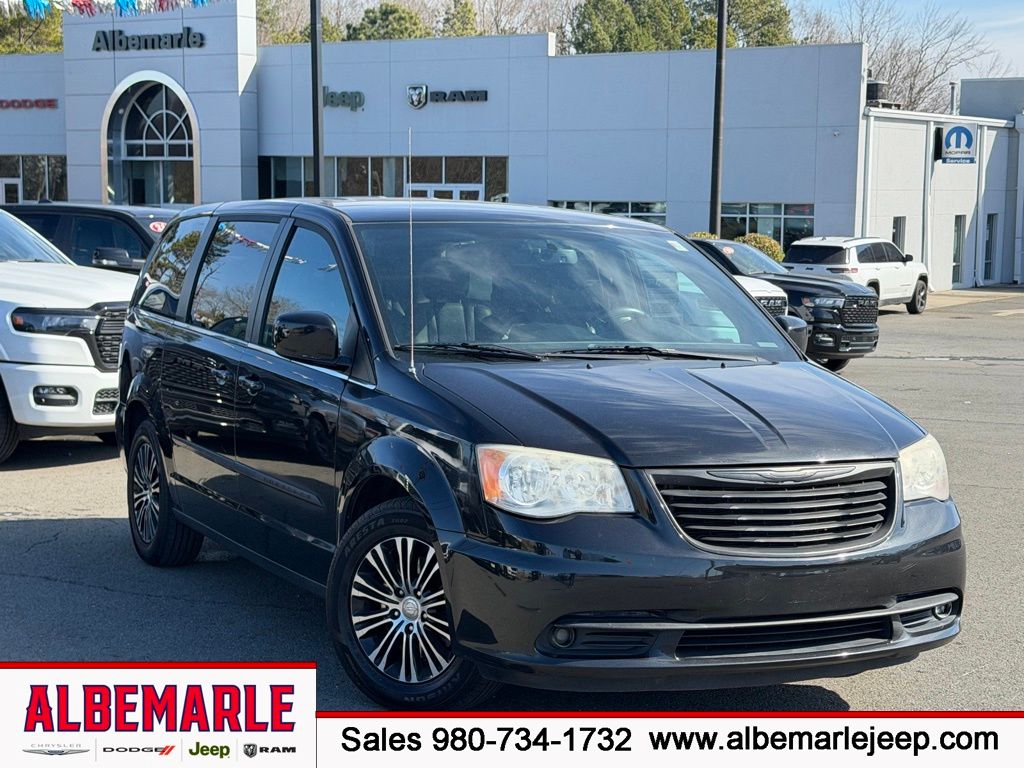 2013 Chrysler Town & Country S FWD