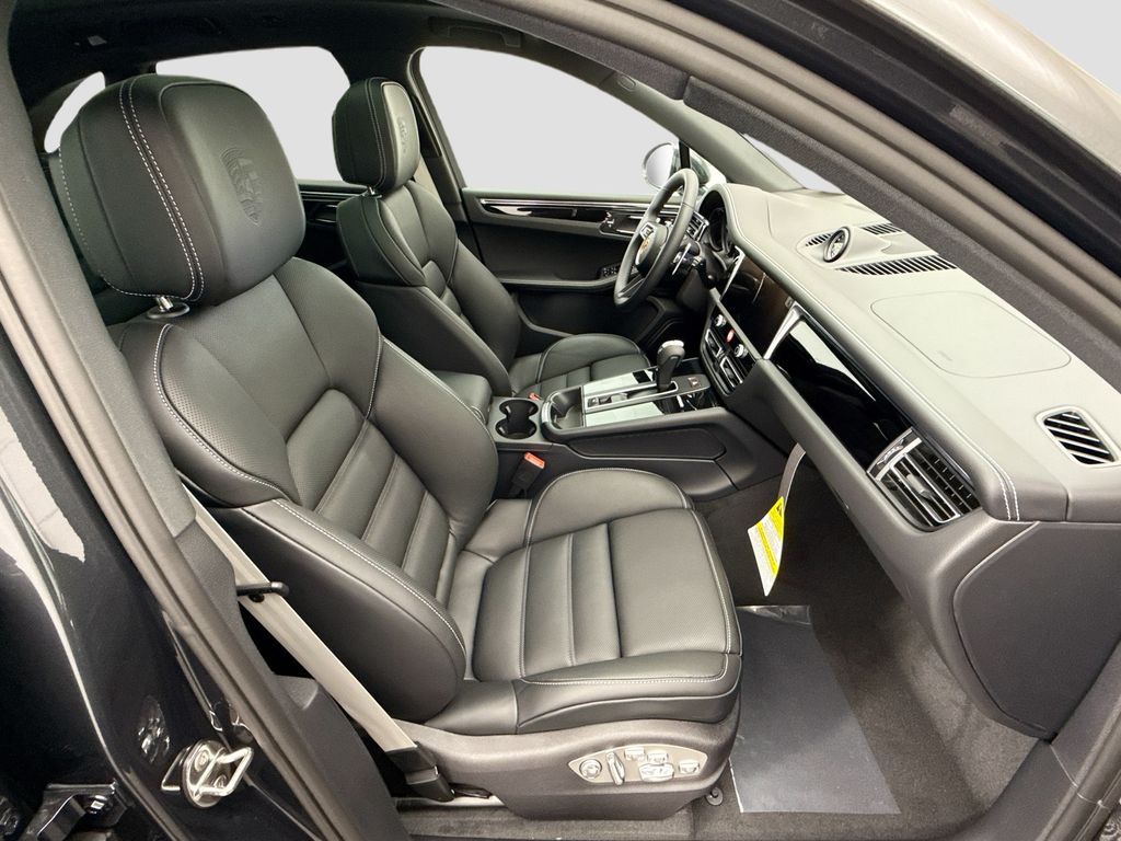 Thumbnail: 2026 Porsche Macan - 22
