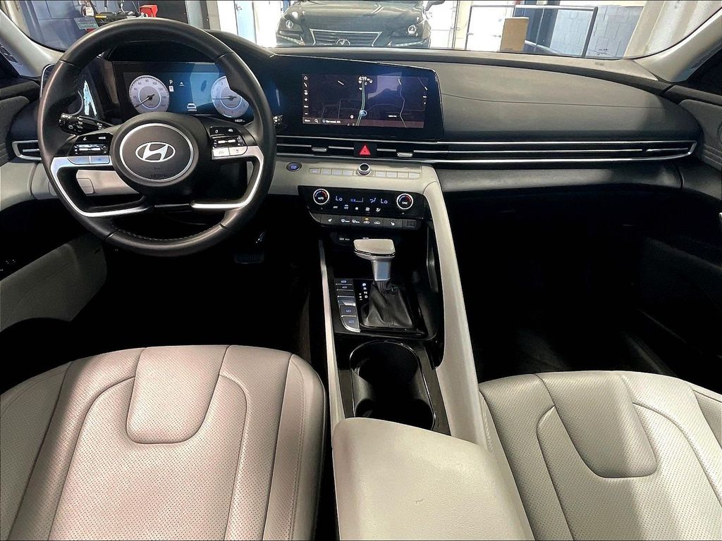 2025 Hyundai Elantra — photo 21