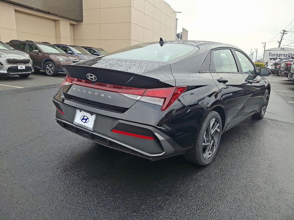 2025 Hyundai Elantra Sport 4