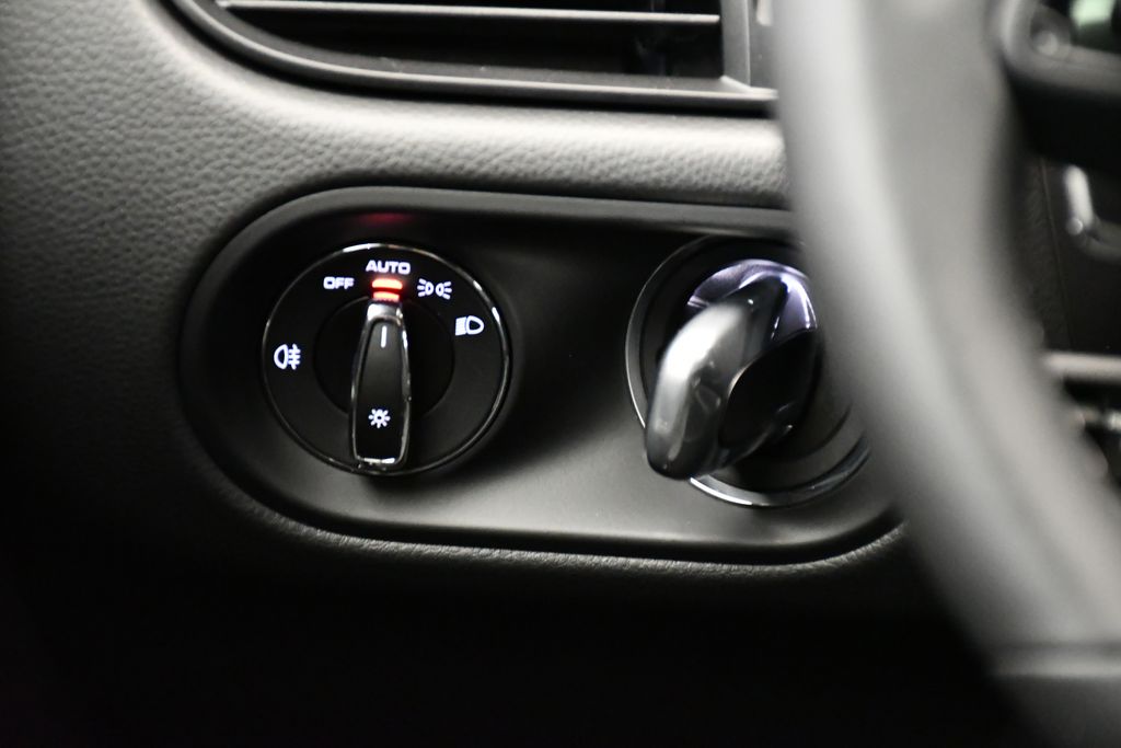 Thumbnail: 2026 Porsche Macan - 25