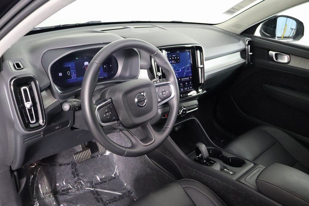 Thumbnail: 2025 Volvo XC40 - 7