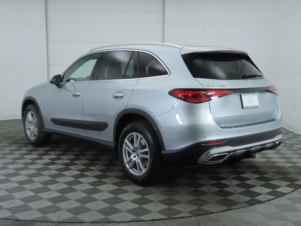 2025 Mercedes-Benz GLC 300 7