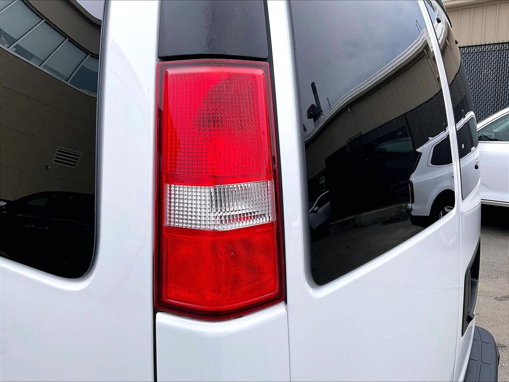 2025 Chevrolet Express 3500 — photo 32