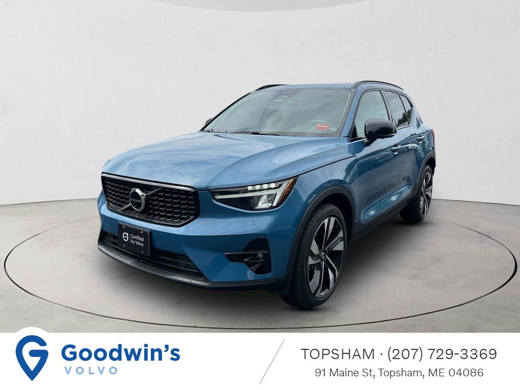 2023 Volvo XC40 B5 Plus Dark Theme AWD