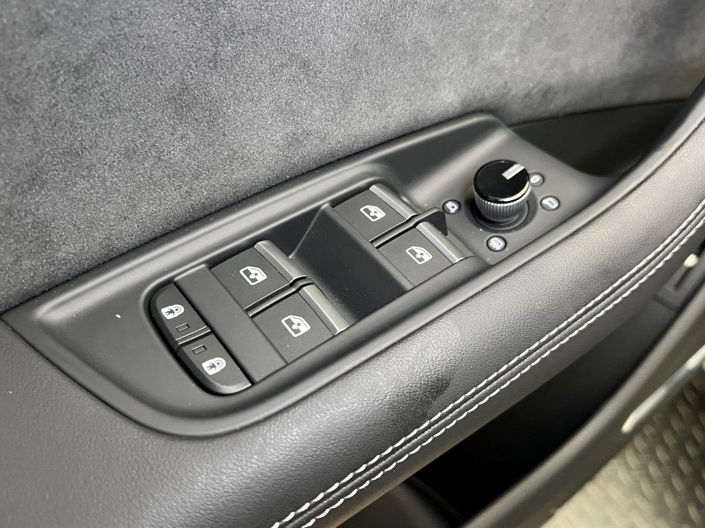 Thumbnail: 2026 Audi SQ8 - 25