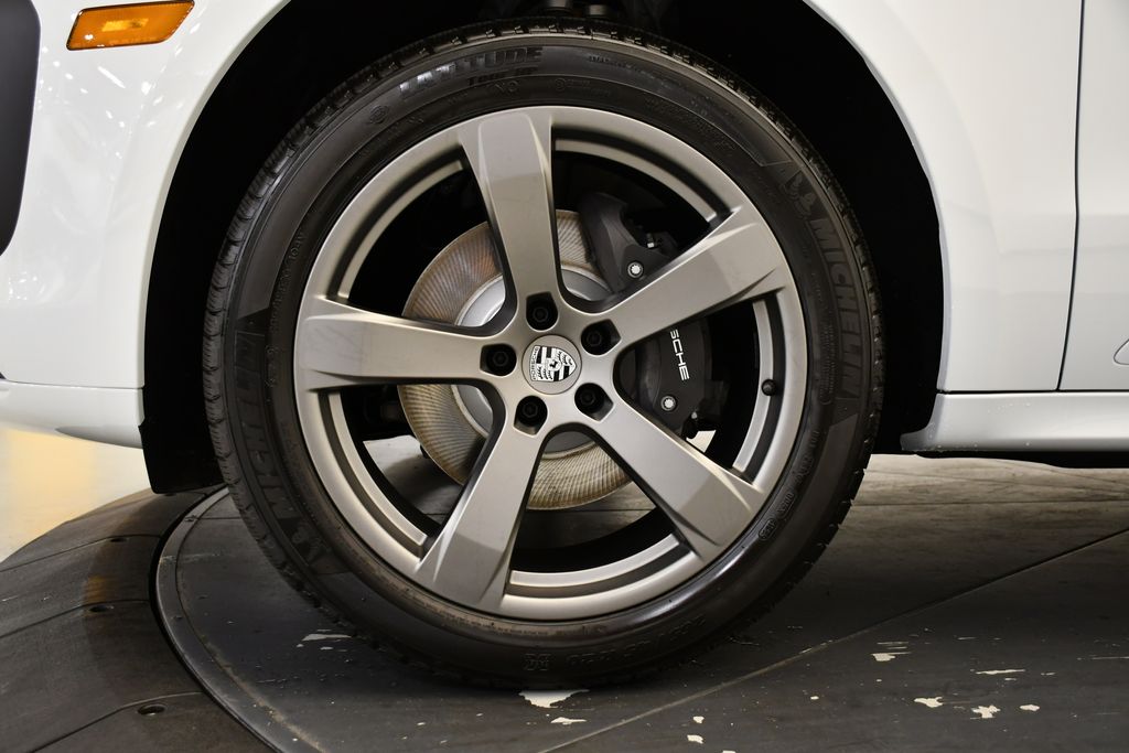 Thumbnail: 2026 Porsche Macan - 16