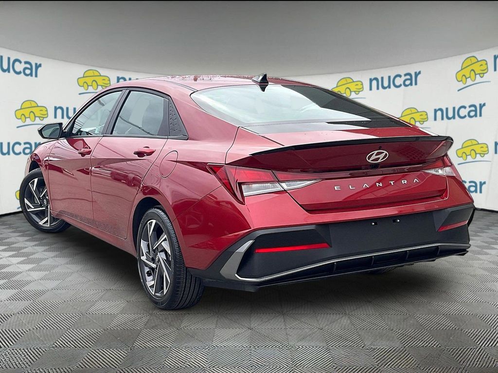 2025 Hyundai Elantra — photo 4