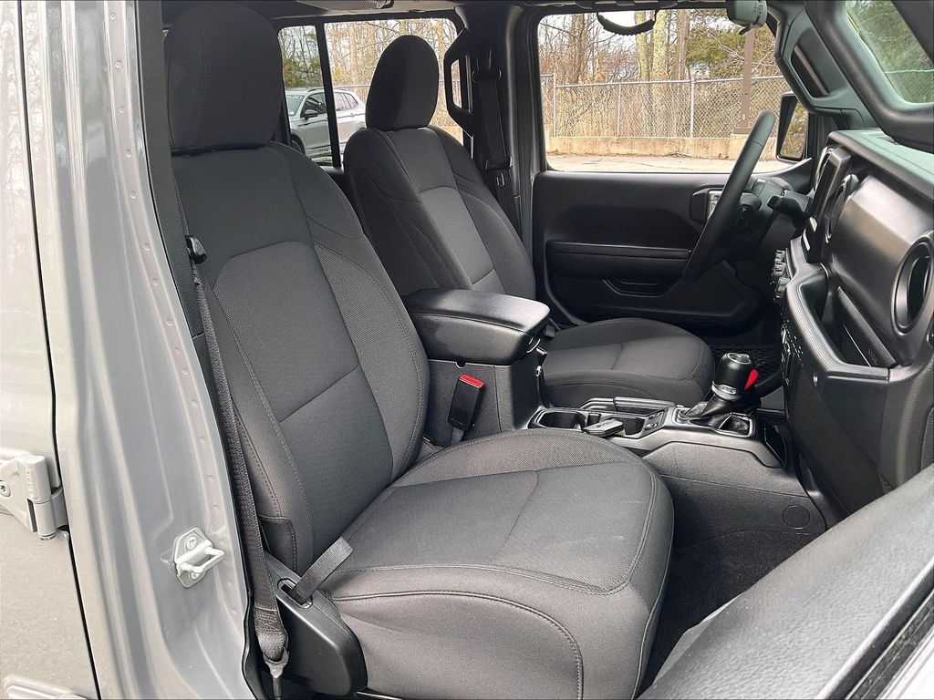 2023 Jeep Wrangler — photo 11