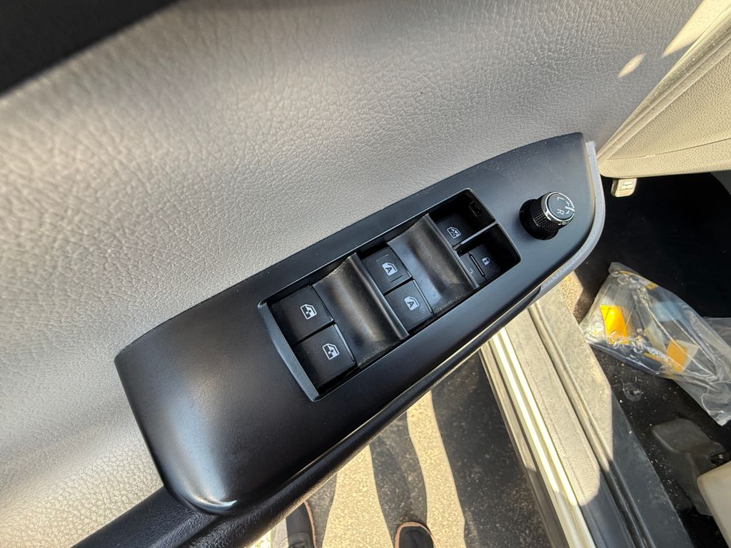 Thumbnail: 2016 Toyota Highlander - 22