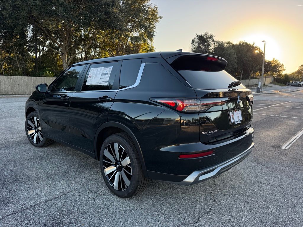 2025 Mitsubishi Outlander SE photo 2
