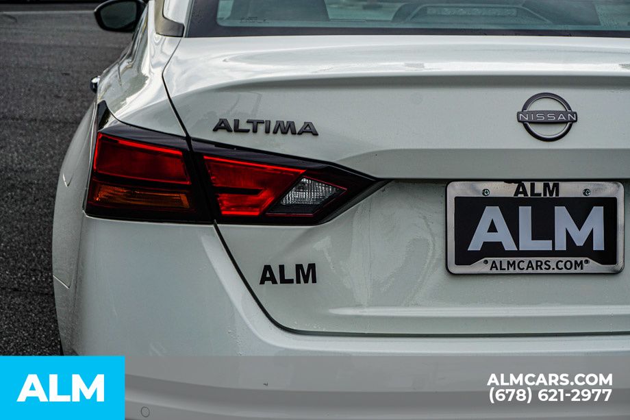 Used 2025 White Nissan 2.5 SV image 12