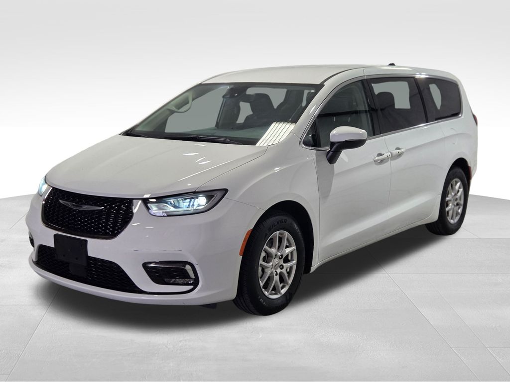 2023 Chrysler Pacifica Touring L photo