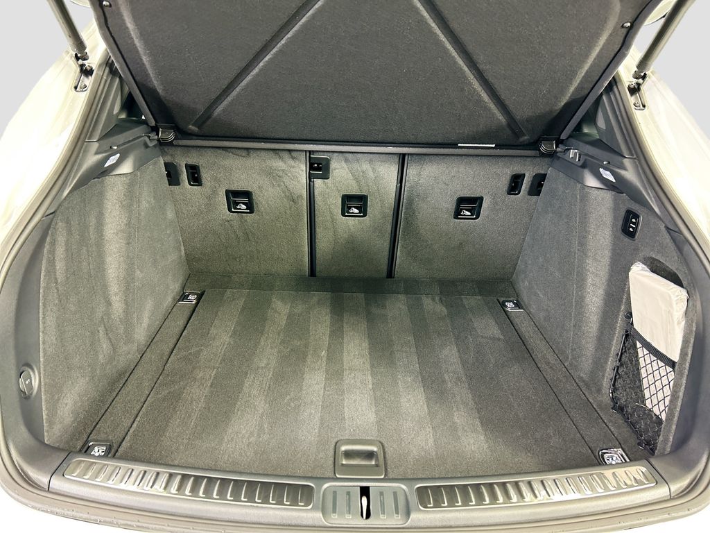 Thumbnail: 2026 Porsche Macan - 29