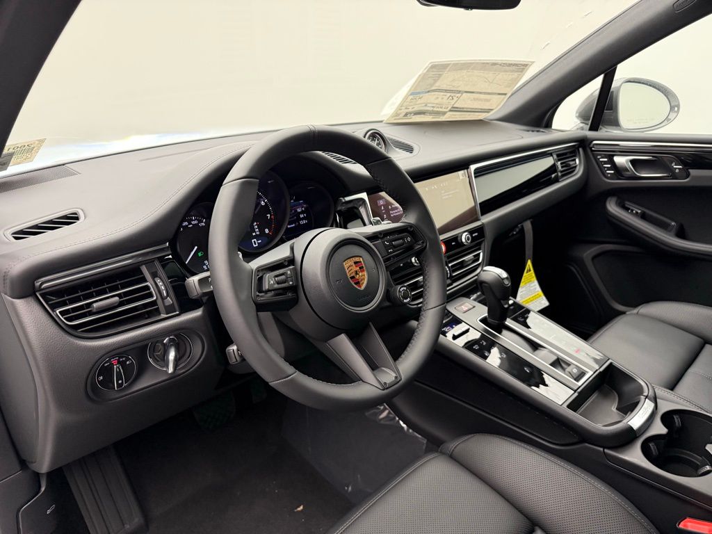 Thumbnail: 2026 Porsche Macan - 4