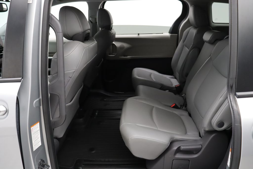 2021 Toyota Sienna XLE 19