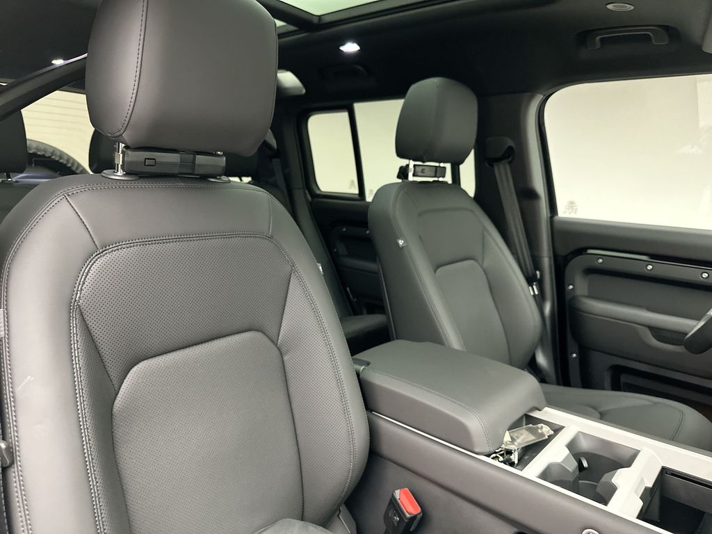 2025 Land Rover Defender 110 6