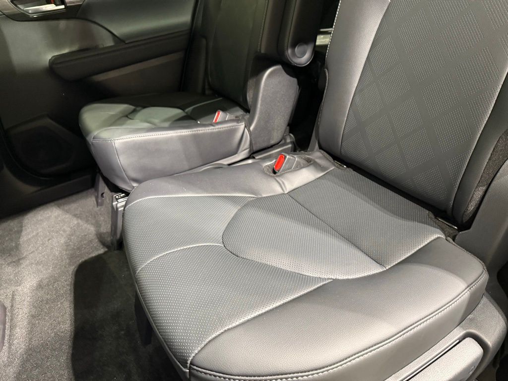 Thumbnail: 2025 Toyota Highlander - 21