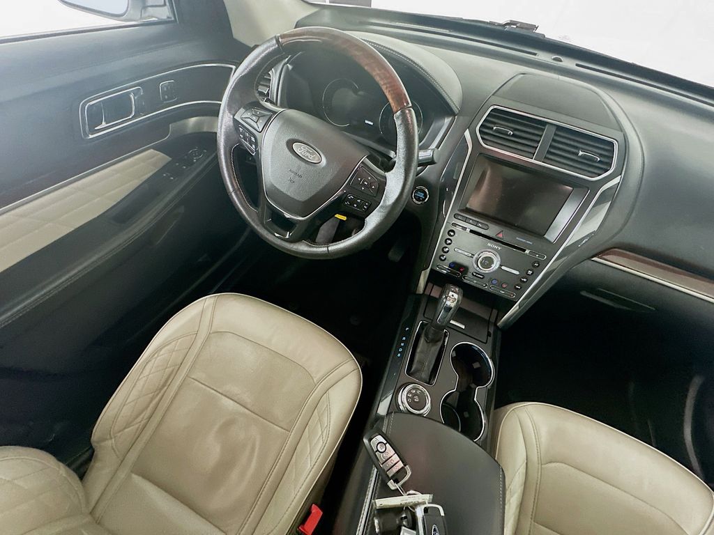 Used 2018 White Ford Platinum image 9