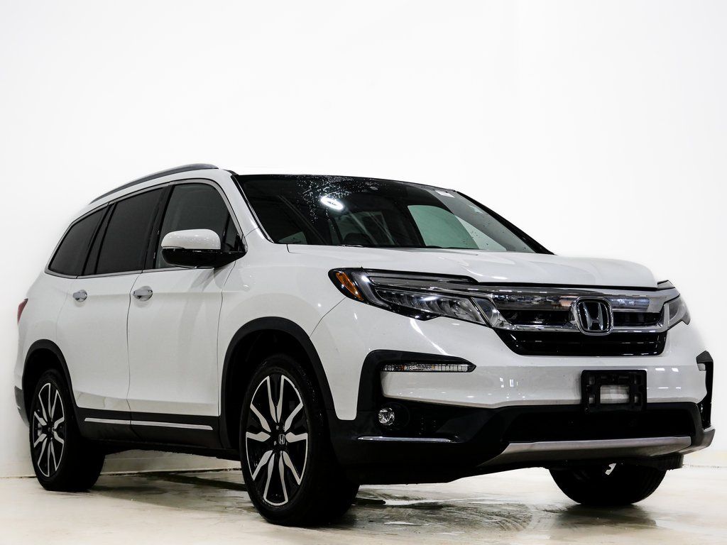 2022 Honda Pilot Touring AWD with Rear Captain's Chairs