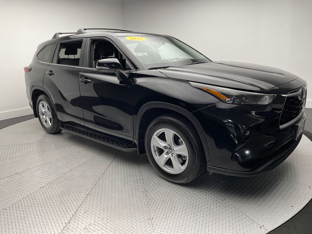 Thumbnail: 2025 Toyota Highlander - 3