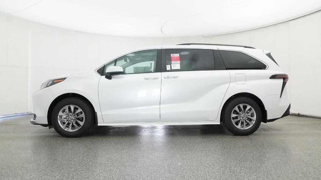 Thumbnail: 2025 Toyota Sienna - 17