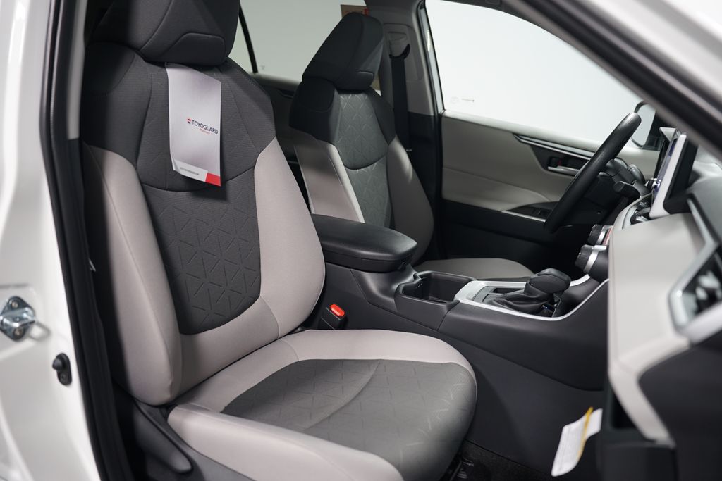 2025 Toyota RAV4 XLE 28